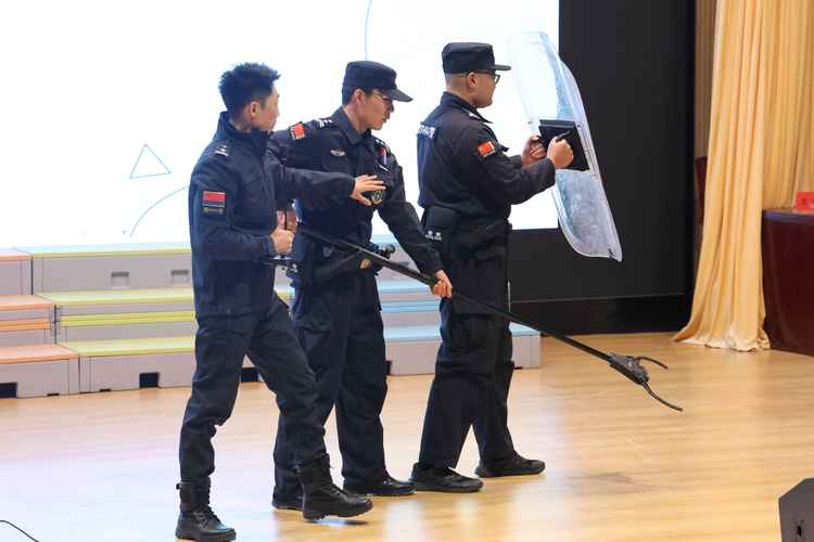 區(qū)教育局舉辦全區(qū)教育系統(tǒng)保安人員業(yè)務(wù)知識(shí)與技能培訓(xùn)，筑牢校園安全防線(xiàn)